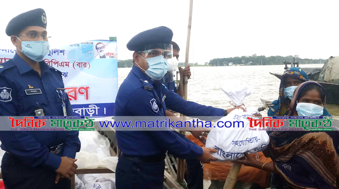 দৌলতদিয়ায় বন্যা কবলিত এলাকায় ত্রাণ সামগ্রী বিতরণ করলেন এসপি
